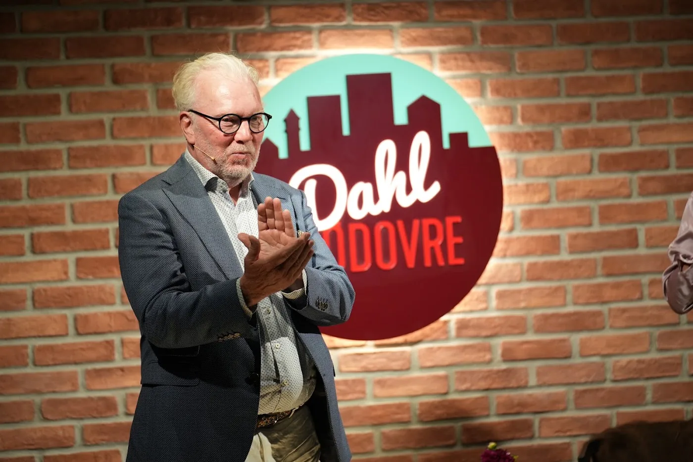 Søren Dahl med mikrofonen på scenen